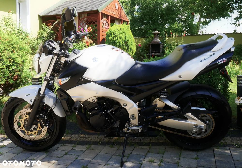 Suzuki GSR - 14