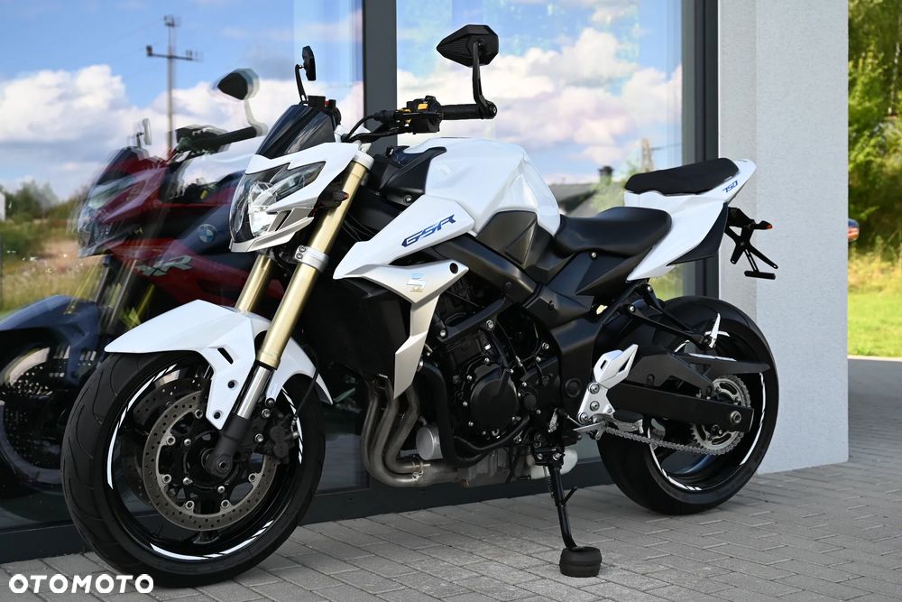 Suzuki GSR - 4