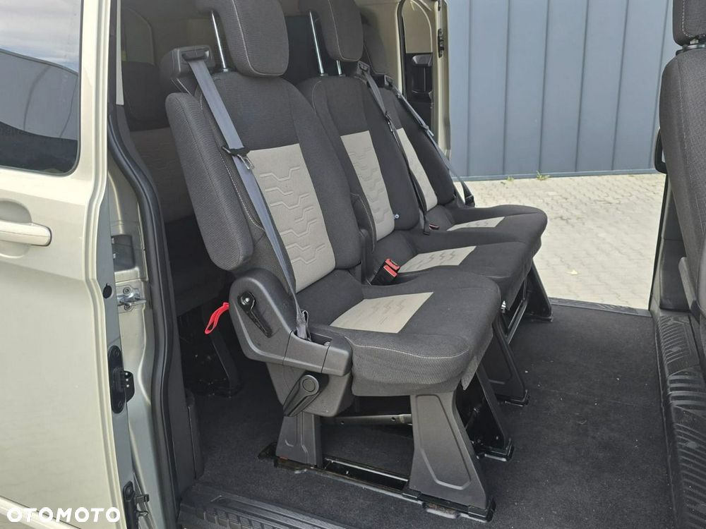 Ford Tourneo Custom - 32