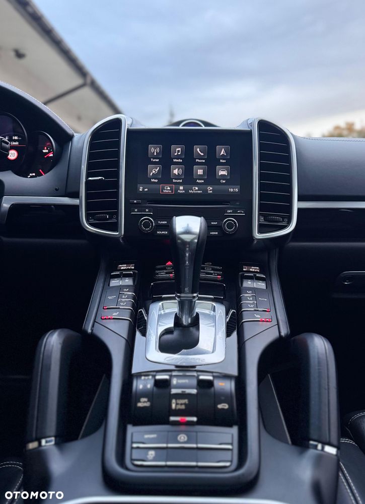 Porsche Cayenne Platinum Edition - 36