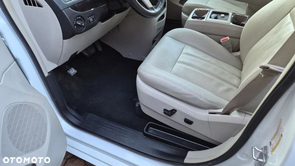 Chrysler Town & Country 3.6 Limited - 6