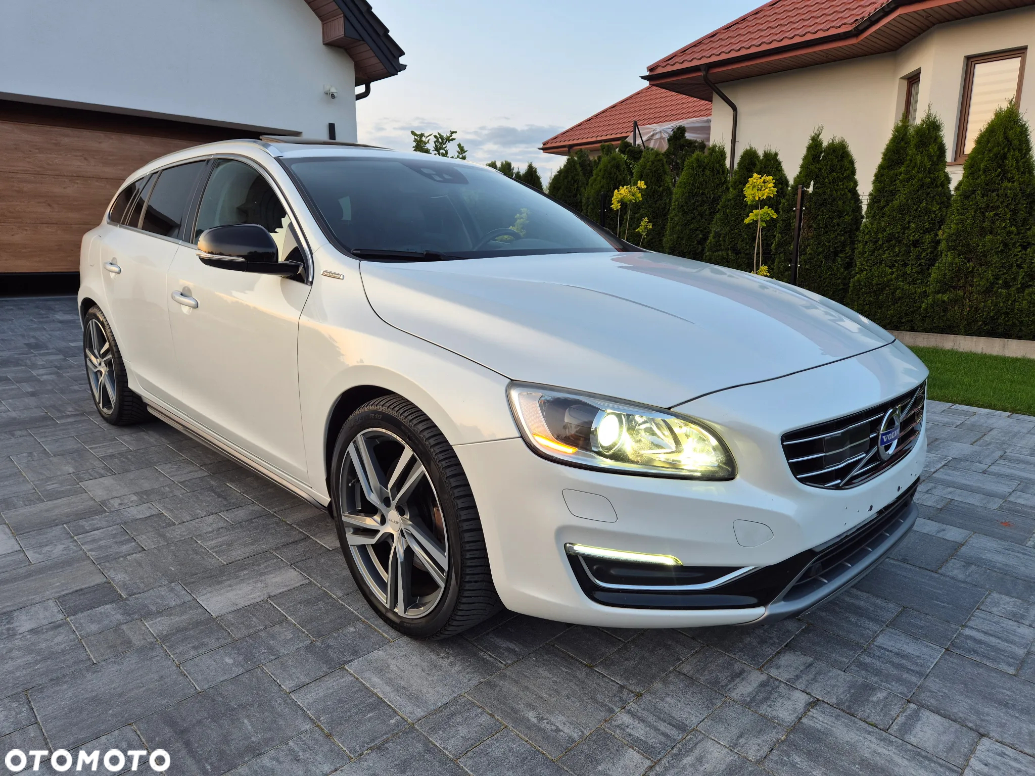 Volvo V60 D6 Plug-In-Hybrid AWD Geartronic Summum - 19