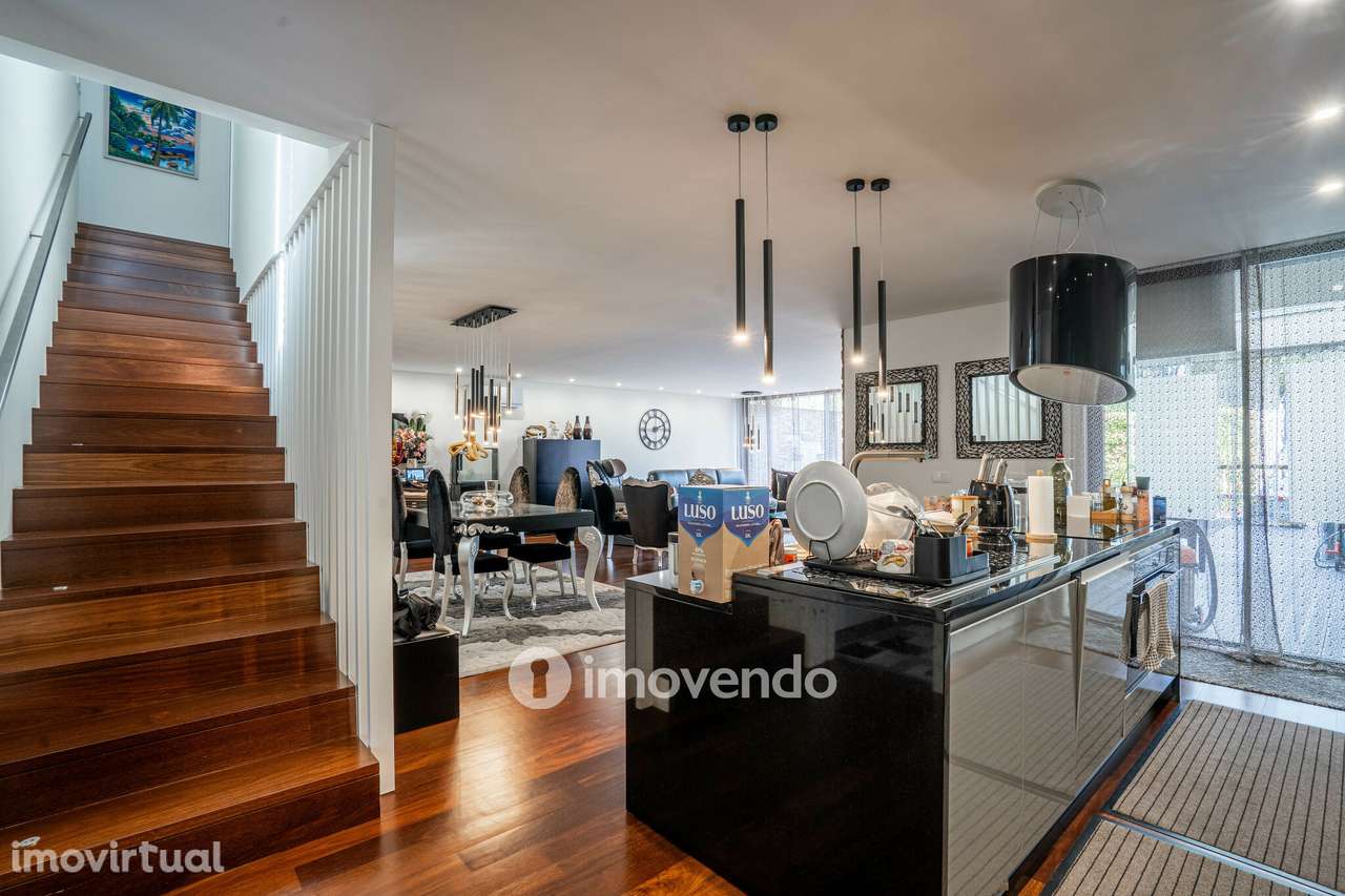 Moradia T4 de luxo, com piscina salinizada e aquecida, na Madalena - Grande imagem: 4/60