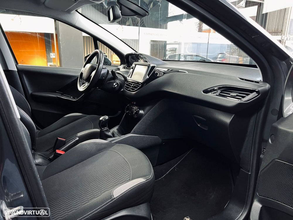 Peugeot 208 1.2 VTi SE Style - 10