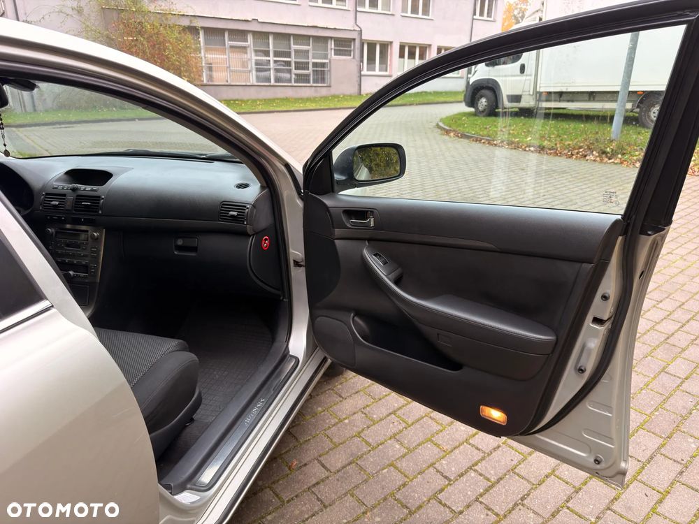 Toyota Avensis - 12