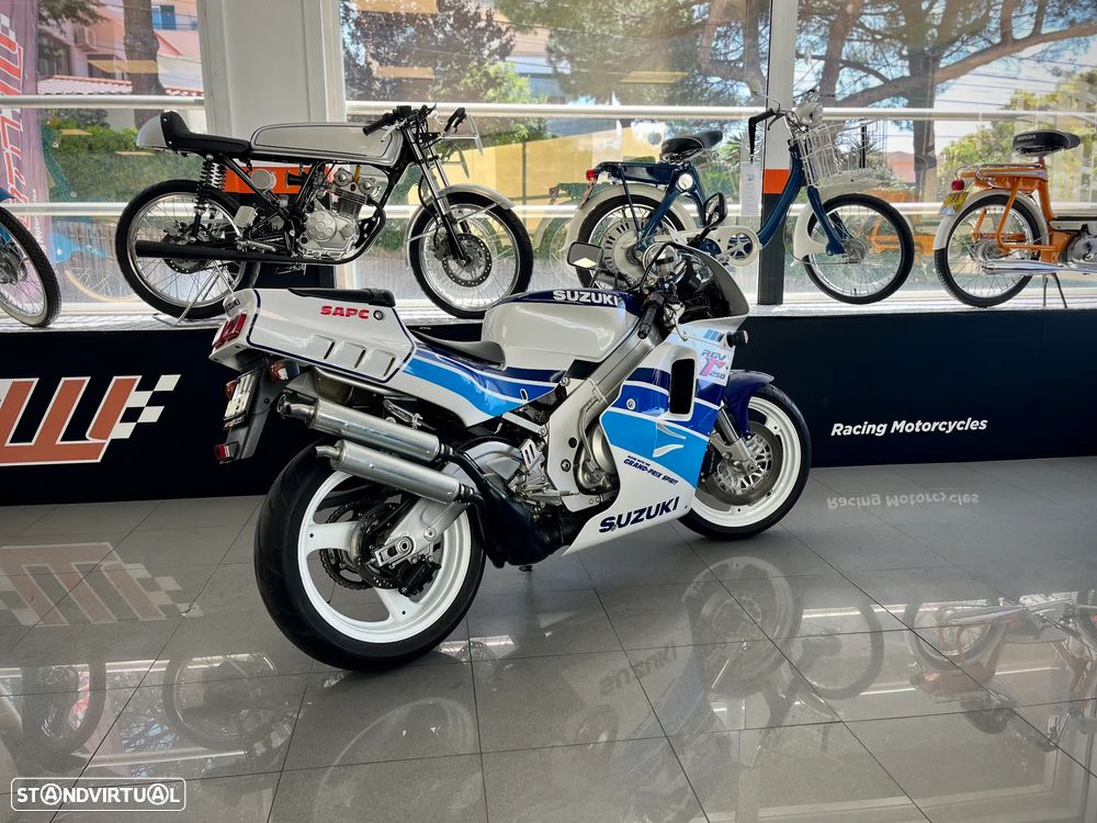 Suzuki RGV 250 - 5