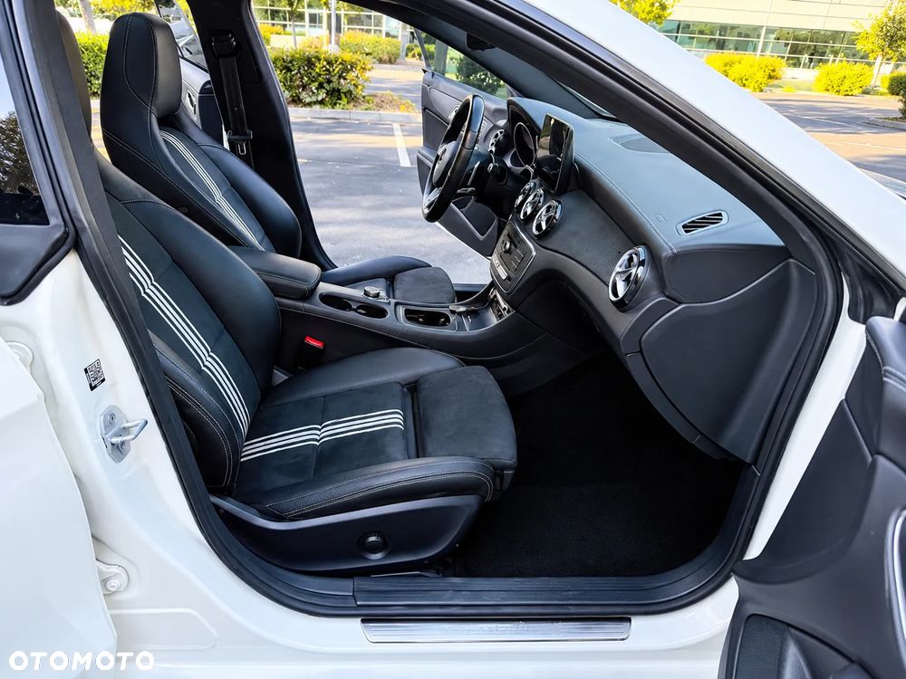 Mercedes-Benz CLA 250 4Matic 7G-DCT AMG Line - 33