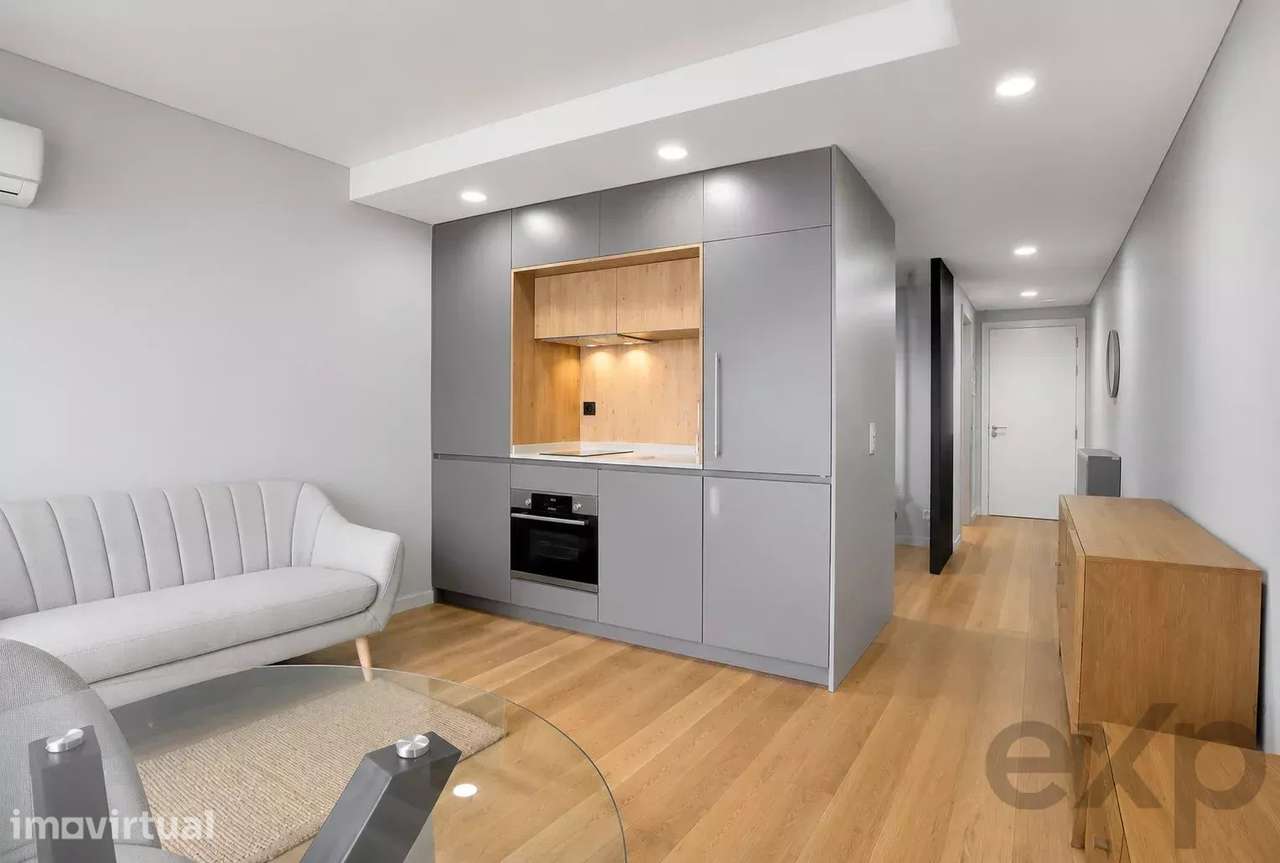 Apartamento T0 * Terraço * Lugar de Estacionamento * Equipado e Mobila - Grande imagem: 2/16