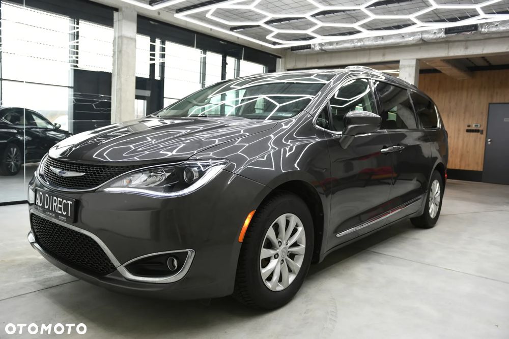 Chrysler Pacifica - 1