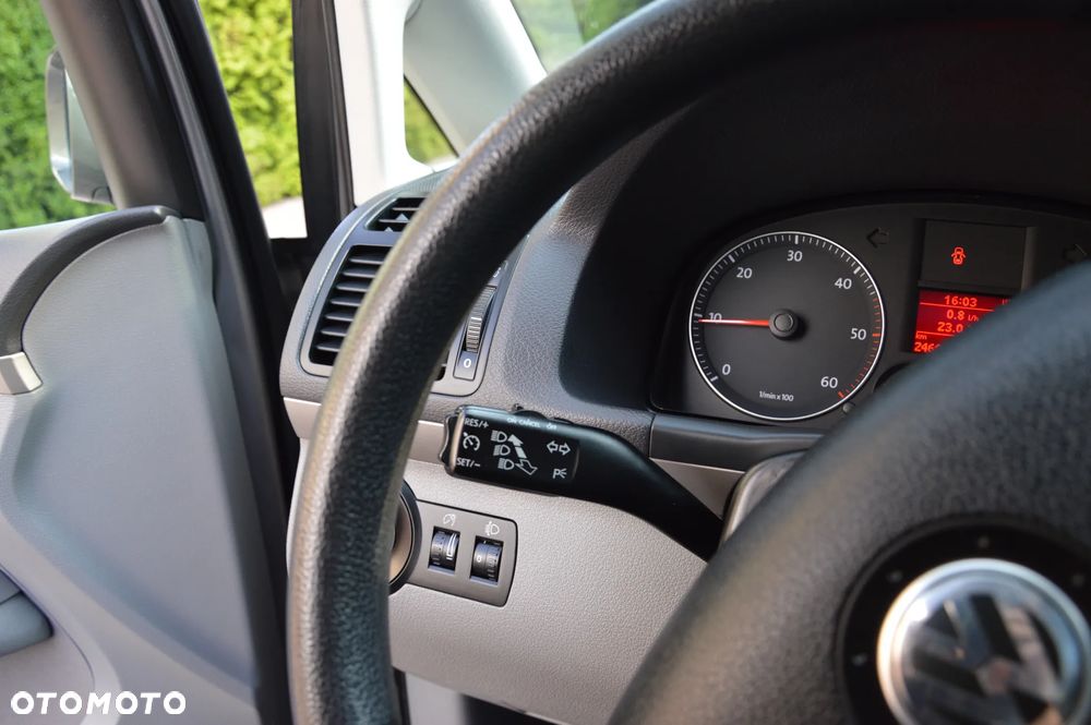 Volkswagen Touran - 28