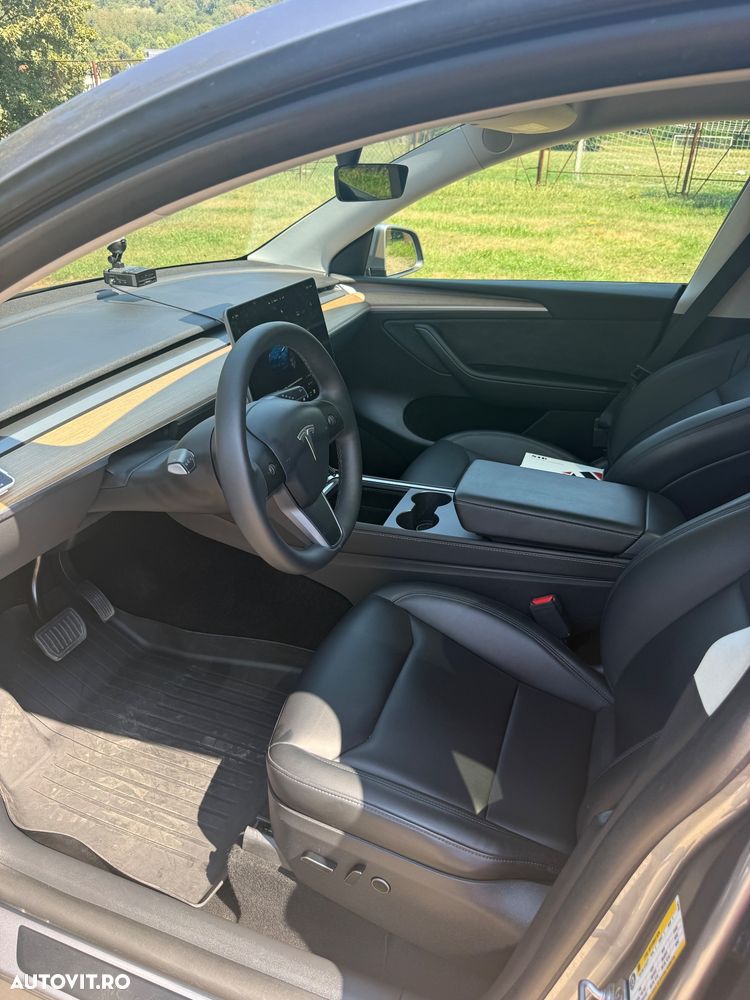 Tesla Model Y - 9