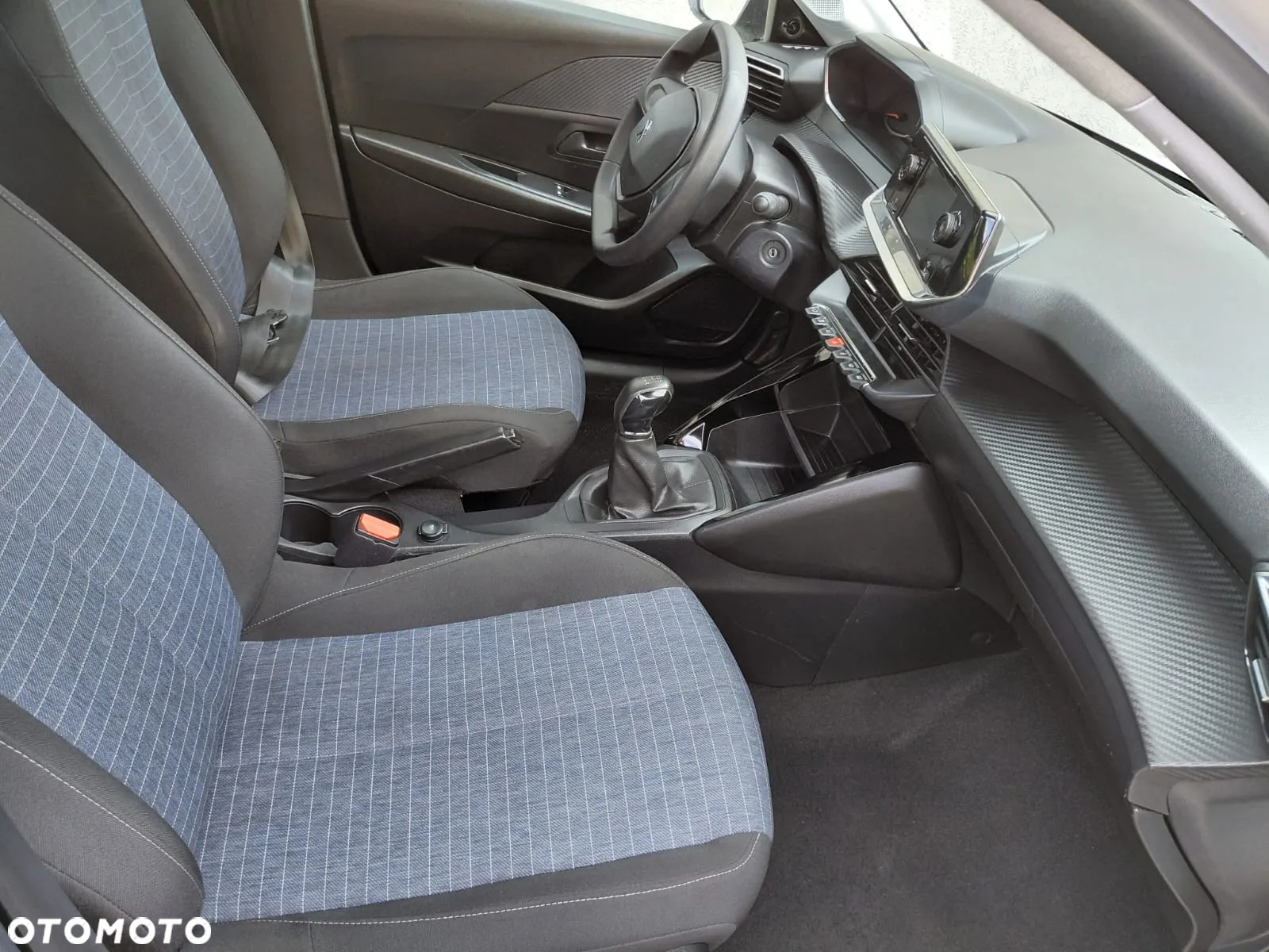 Peugeot 208 - 18