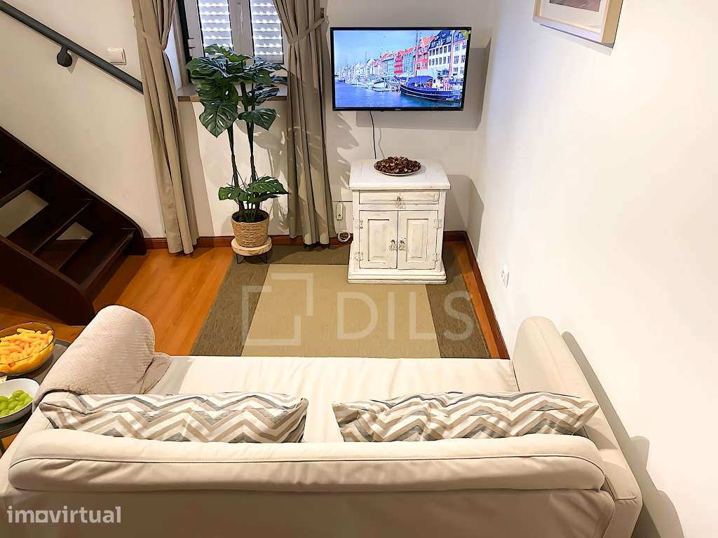 Apartamento T3 duplex, renovado, com vista para a Igreja da Memória... - Grande imagem: 2/29