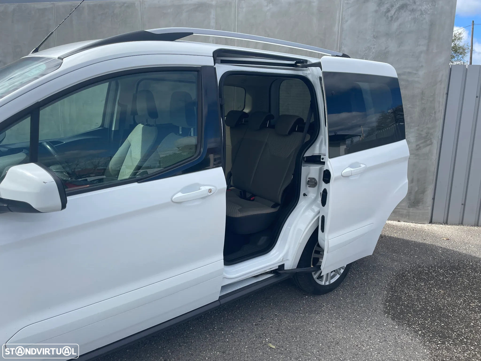 Ford Tourneo Courier 1.0 EcoBoost Ambiente - 18