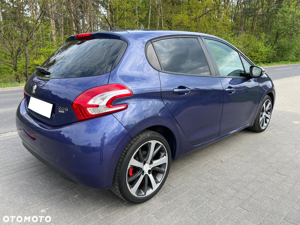 Peugeot 208 - 8