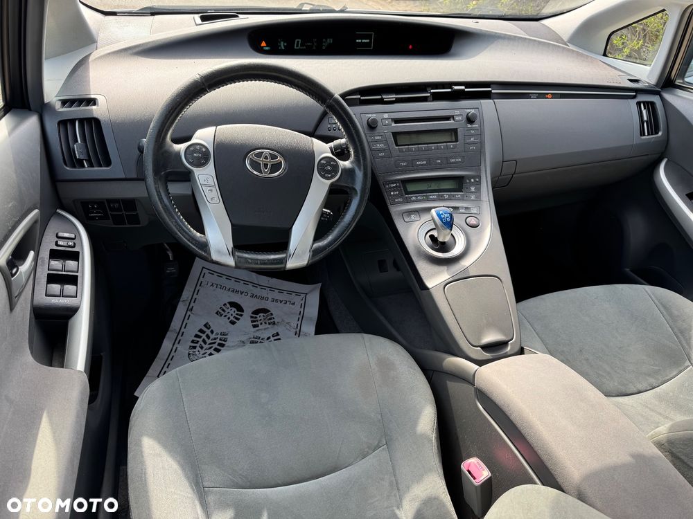 Toyota Prius (Hybrid) Life - 11