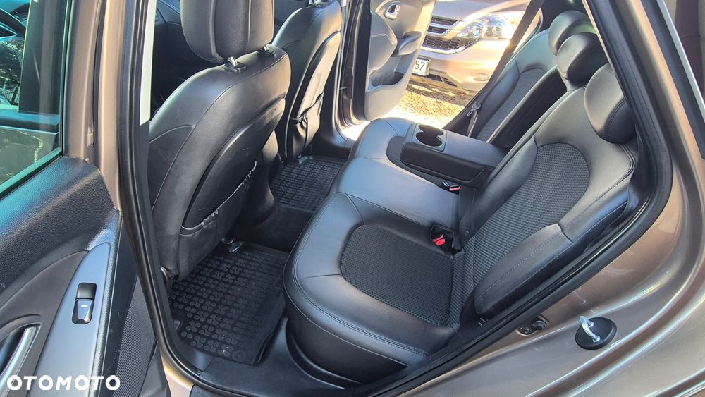 Hyundai ix35 1.7 CRDi 2WD blue Finale Gold - 28