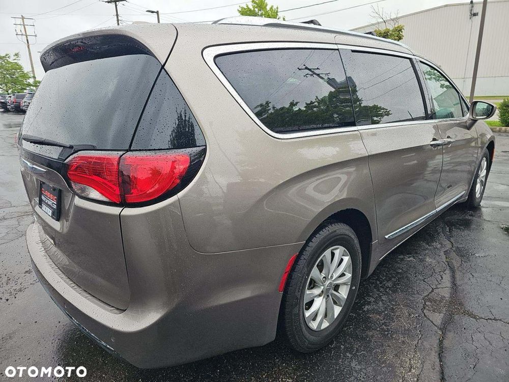 Chrysler Pacifica - 3