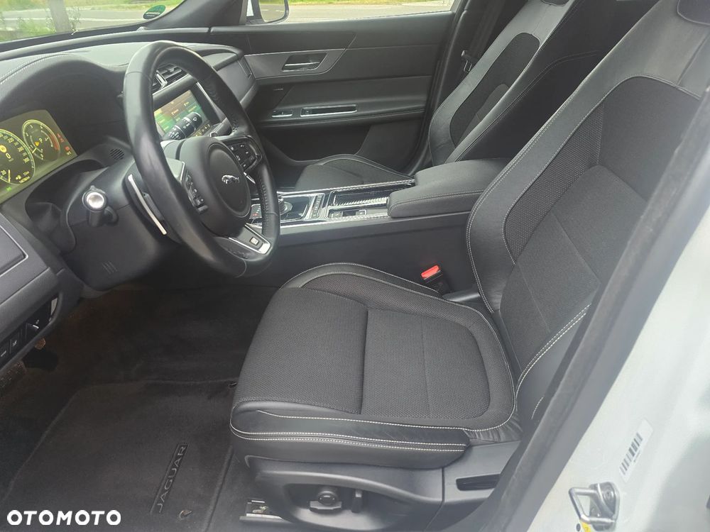 Jaguar XF 30d R-Sport - 9