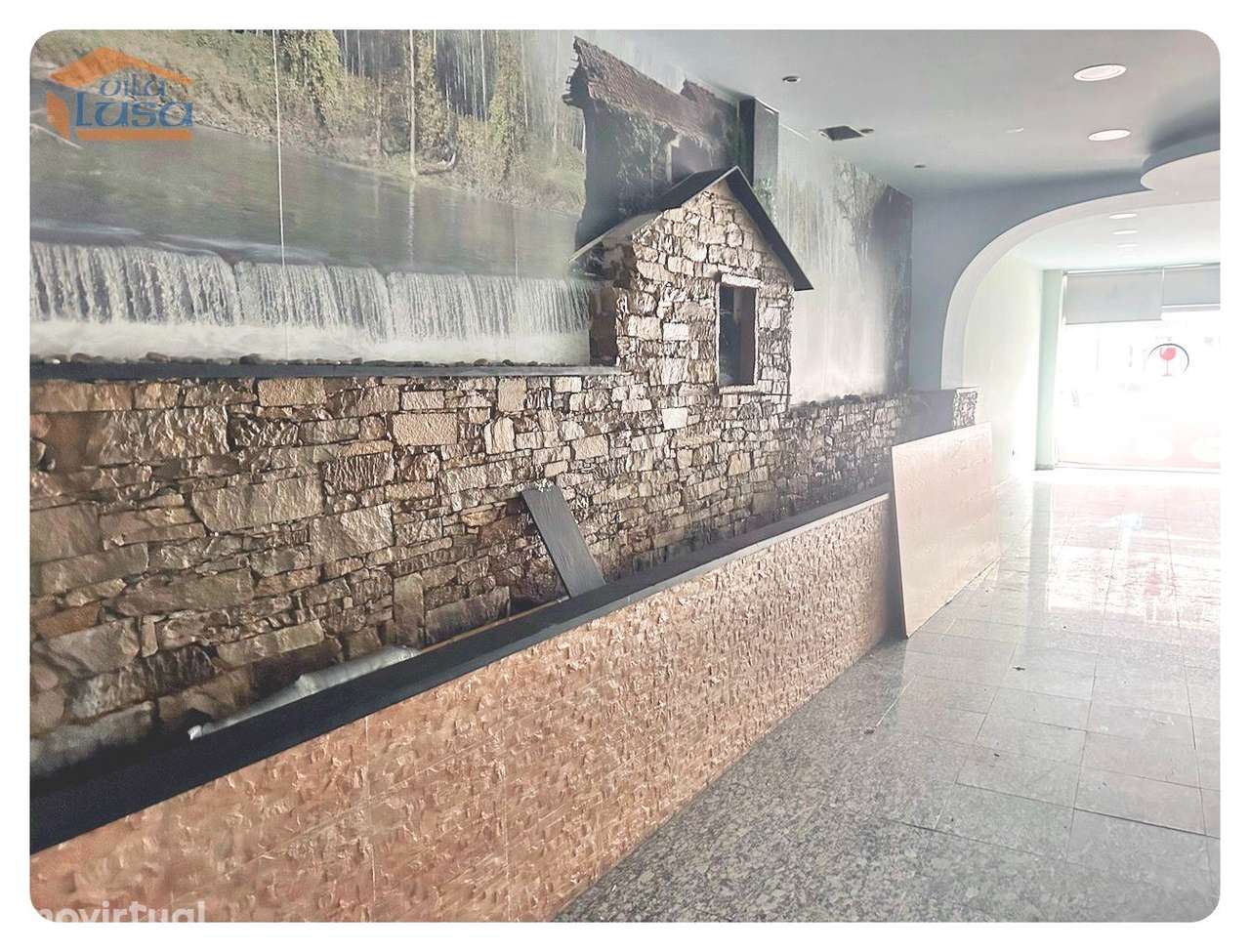 Loja duas frentes montada para restaurante rotunda da Areosa - Grande imagem: 2/17