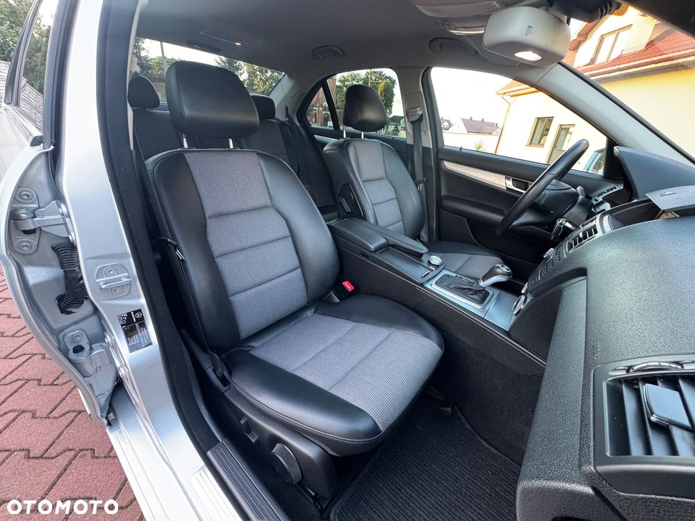 Mercedes-Benz Klasa C 180 CGI Automatik BlueEFFICIENCY Avantgarde - 29