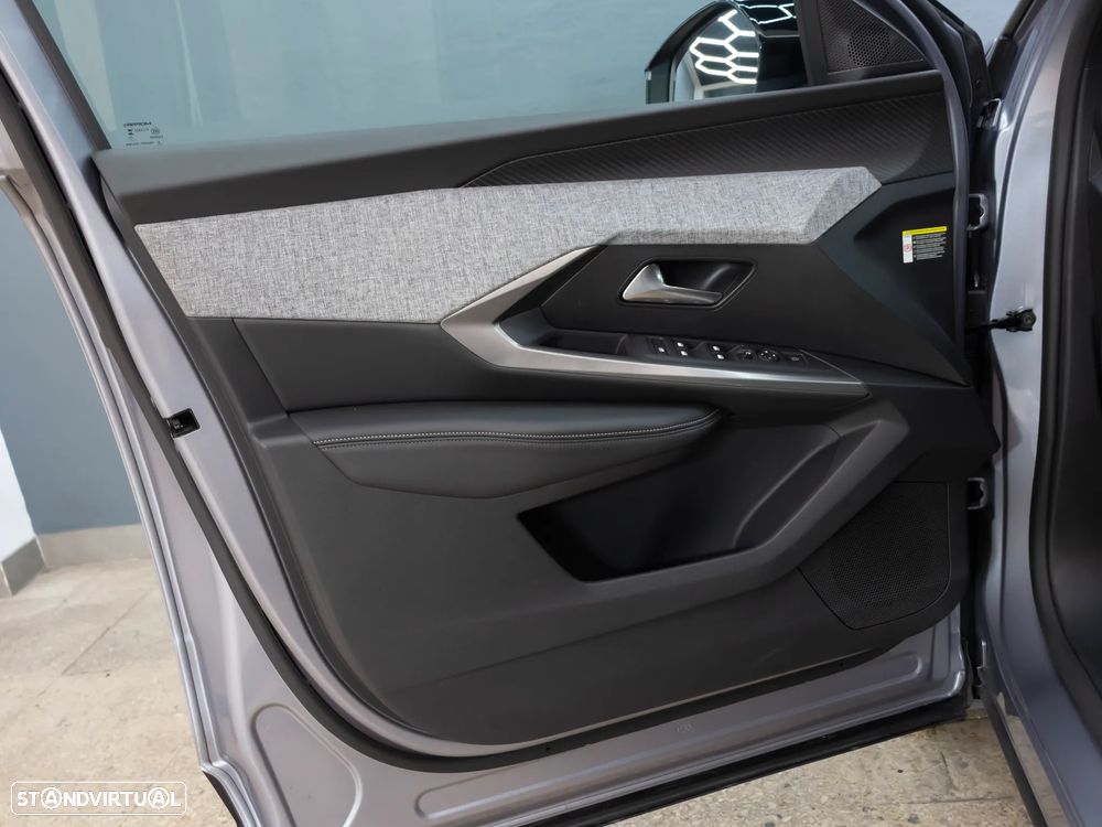 Peugeot 5008 1.2 Hybrid Allure e-DCS6 - 19