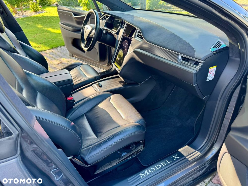 Tesla Model X - 15