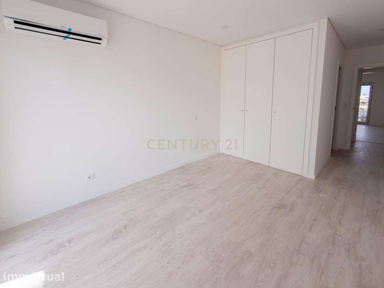 T2  com Varandas, Parqueamento e Arrecadação em Condomínio Privado - Grande imagem: 2/24