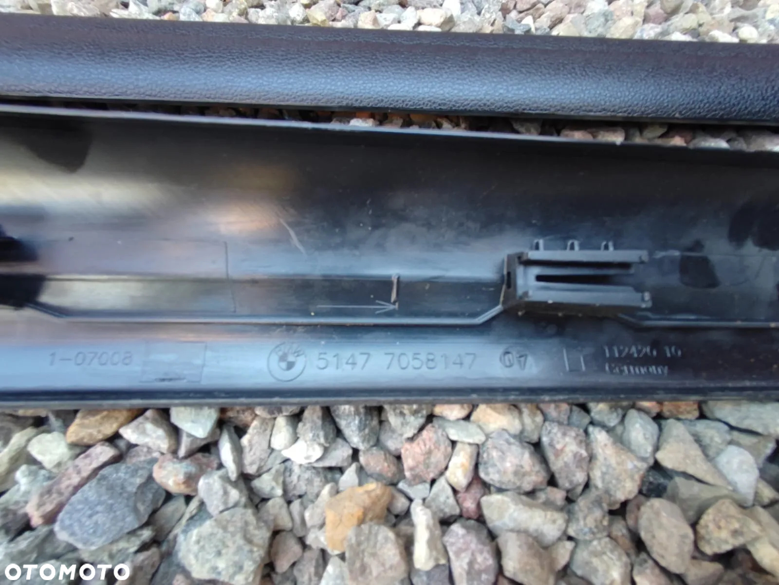 BMW E81 / E82 / E88. ORYGINALNE OSŁONY USZCZELEK DRZWI / NAKŁADKI PROGOWE CZARNE. O NR: 6 981 707 / 6 981 708 OEM. W BARDZO DOBRYM STANIE. - 8