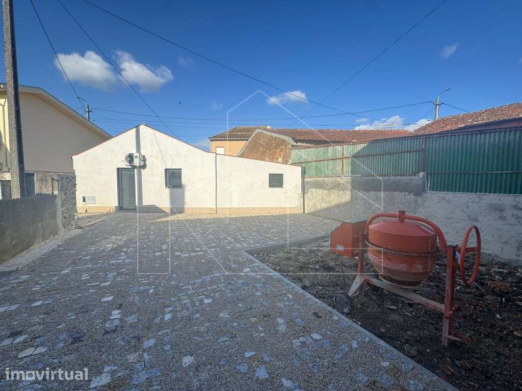 Moradia T2 remodelada em Salreu - Grande imagem: 5/17