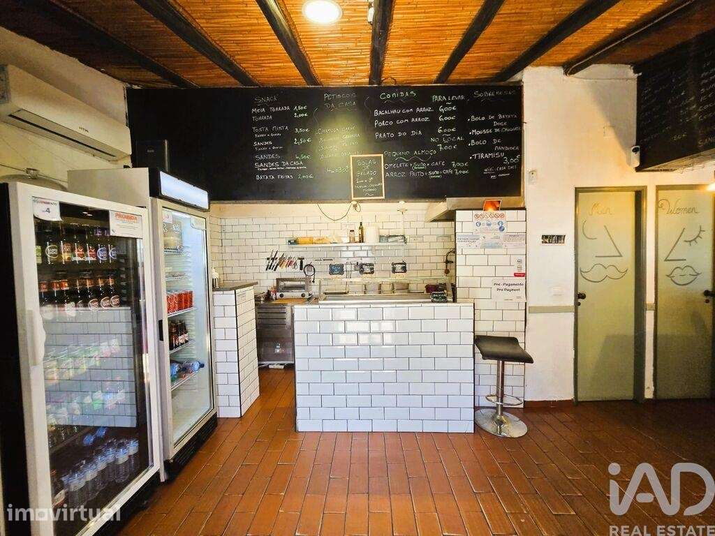 Loja / Estabelecimento Comercial em Faro (Sé e São Pedro) de 50,00 m2