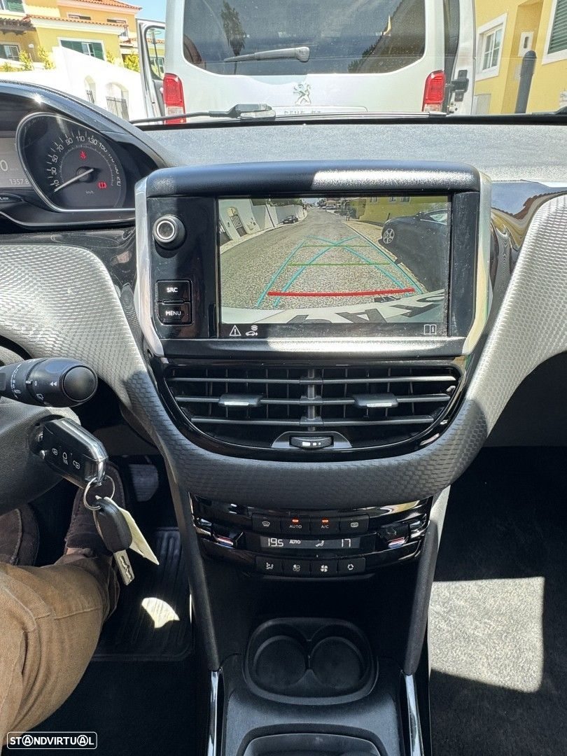 Peugeot 2008 1.2 PureTech Allure EAT6 - 11
