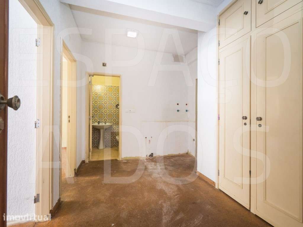 Oportunidade de Investimento! TUDO À MÃO. Muito soalheiro e luminos... - Grande imagem: 2/32