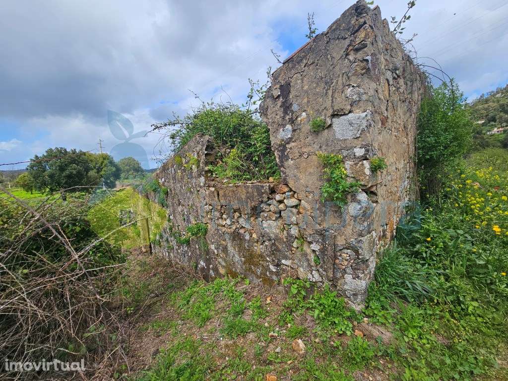 Terreno e Construção Rural em parcela urbana de 320m2, onde existe ... - Grande imagem: 5/8