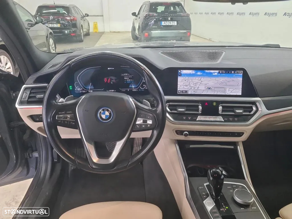 BMW 330 e Touring Line Luxury Auto - 12