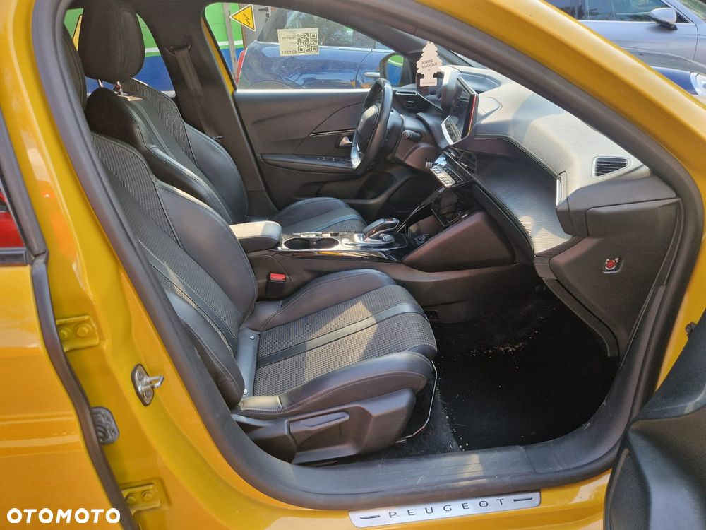 Peugeot 208 - 8