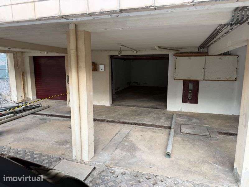 Arrenda-se garage com estacionamento - Grande imagem: 2/4