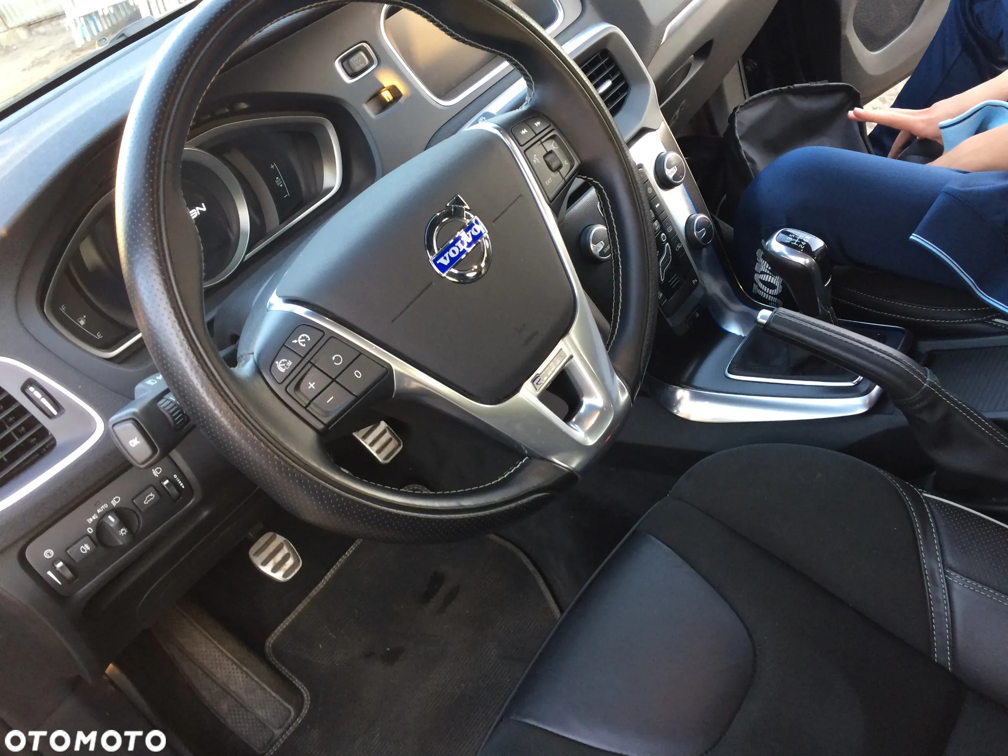 Volvo V40 D2 Drive-E R-Design Kinetic - 2