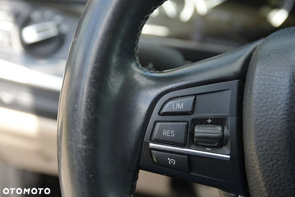 BMW Seria 5 525d - 28