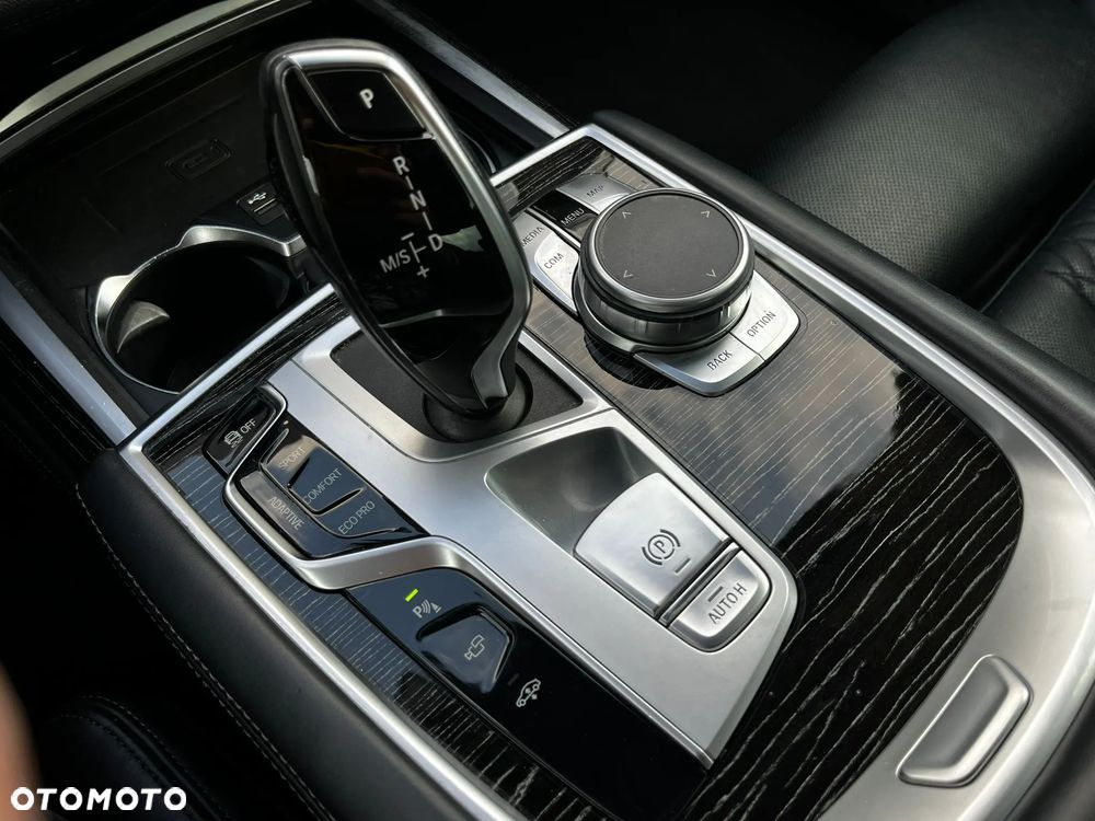 BMW Seria 7 730d xDrive mHEV - 31