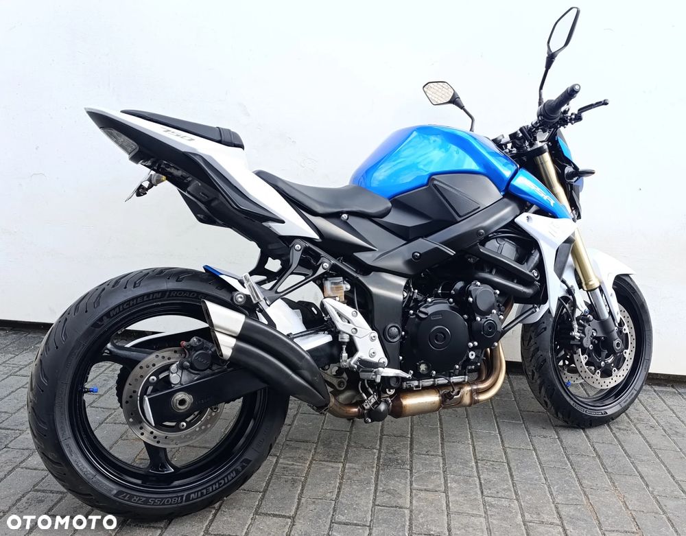 Suzuki GSR - 6