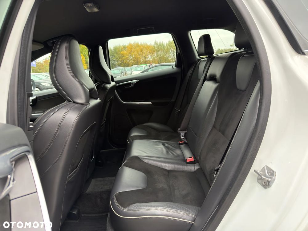 Volvo XC 60 D4 AWD R-Design - 31