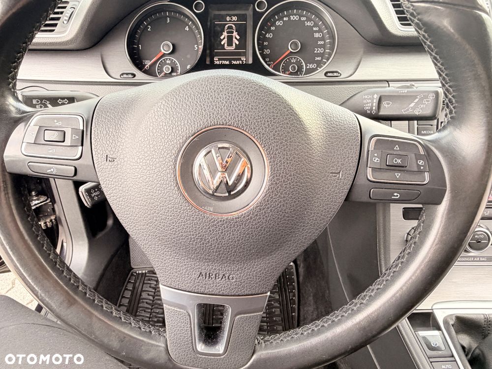 Volkswagen Passat 2.0 TDI BlueMotion Technology R-Line - 29