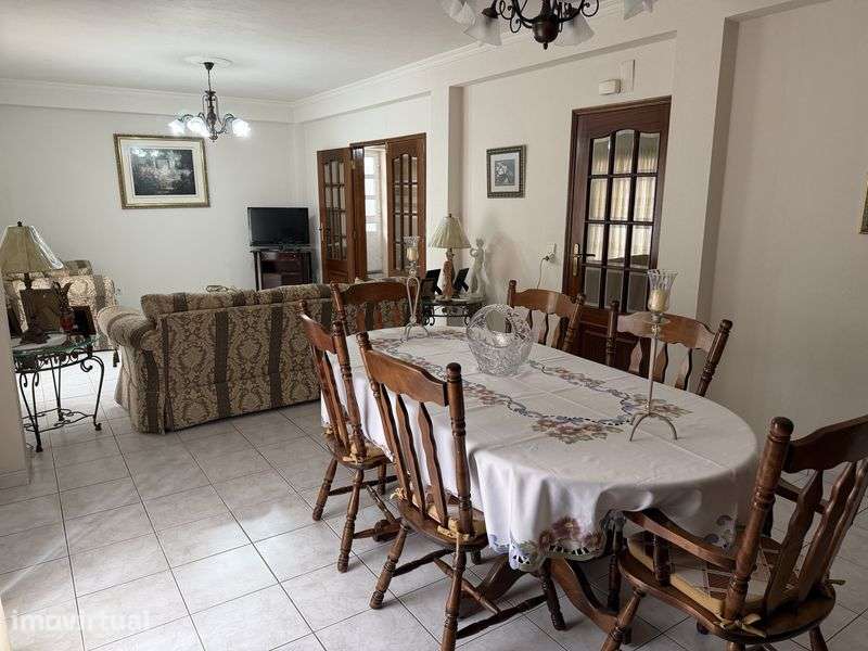 Vende-se moradia T4 no centro de Sendim, Miranda do Douro - Grande imagem: 2/12