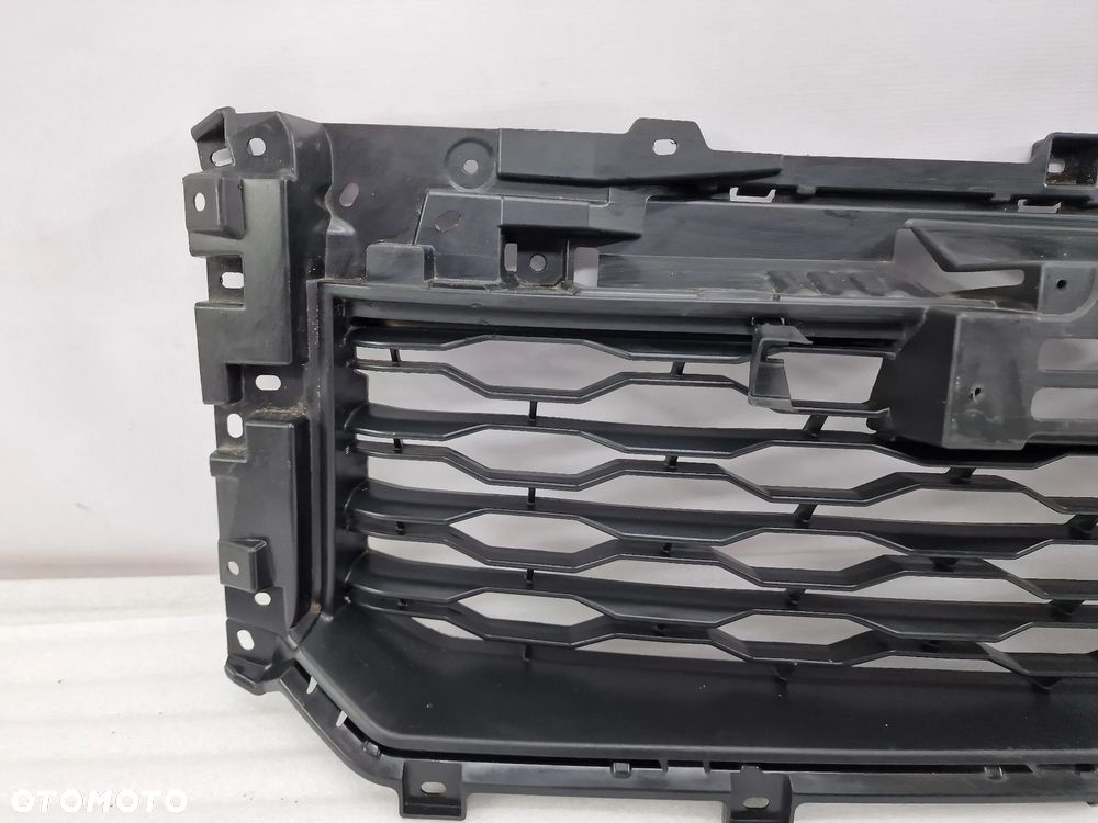 MITSUBISHI L200 19- KRATKA ŚRODKOWA ZDERZAKA PRZEDNIEGO PRZÓD , NR 6402A515 / 6402A536 / 6402A534 / 6402A535 , NR AUKCJI KR349 - 2