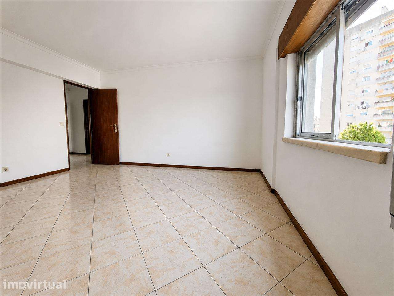 ApartamentoT2 no Carregado | Excelente localização - Grande imagem: 3/12