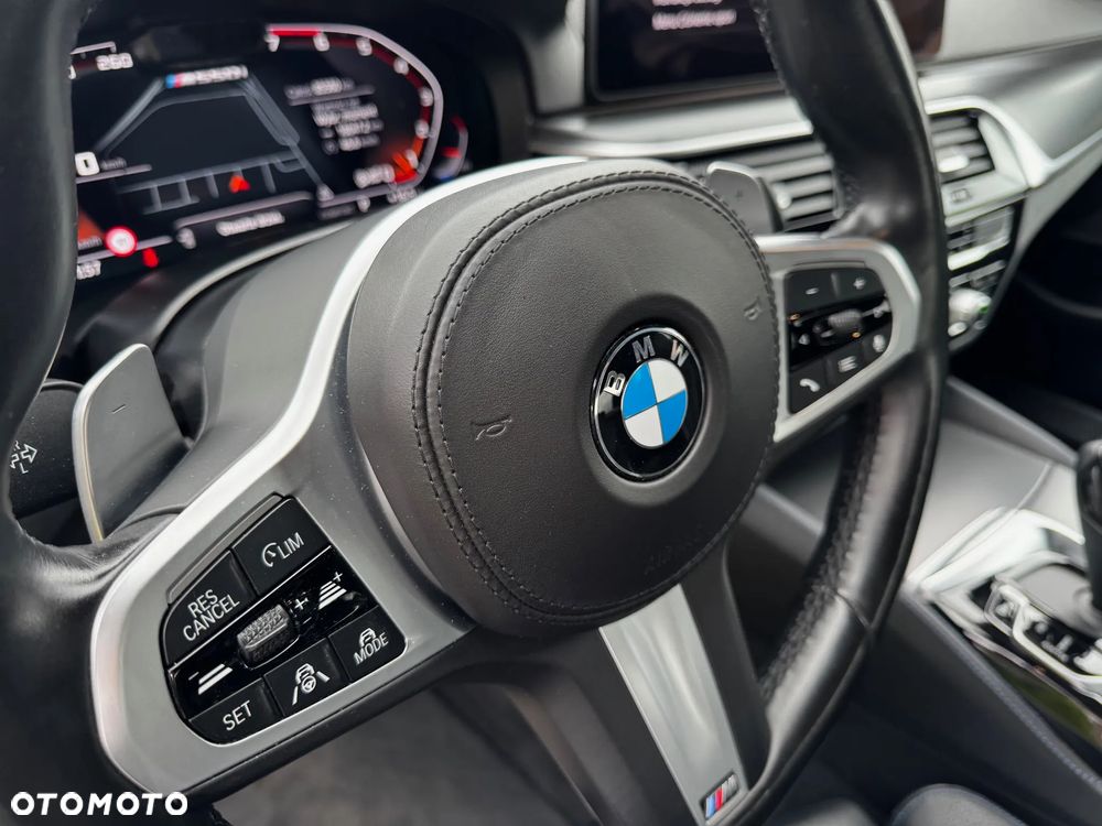 BMW Seria 5 M550i xDrive sport - 28