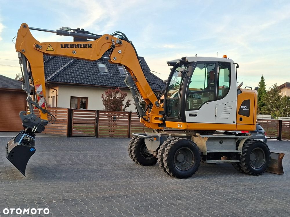 Liebherr A910 COMPACT rok 2015 Super Stan - 11