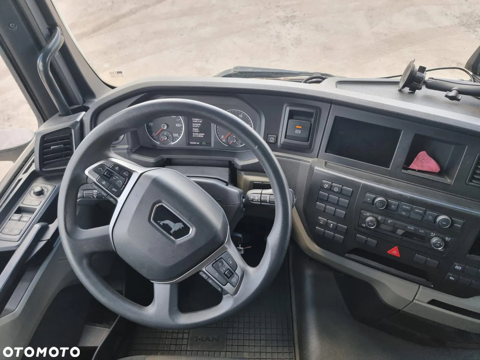 MAN TGX 18.470 LOWDECK PO KONTRAKCIE DUZA KABINA RETARDER ASYSTENT MARTWEGO POLA SALON PL AUTOMAT ZBIORNIKI 1090 LITRÓW RADAR - 16