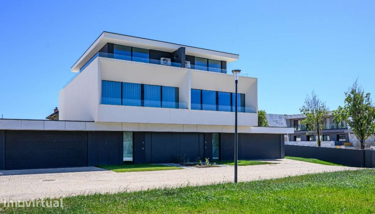 Moradia V4+1 com jardim, piscina e vistas de mar à venda em Valadares - Grande imagem: 4/30